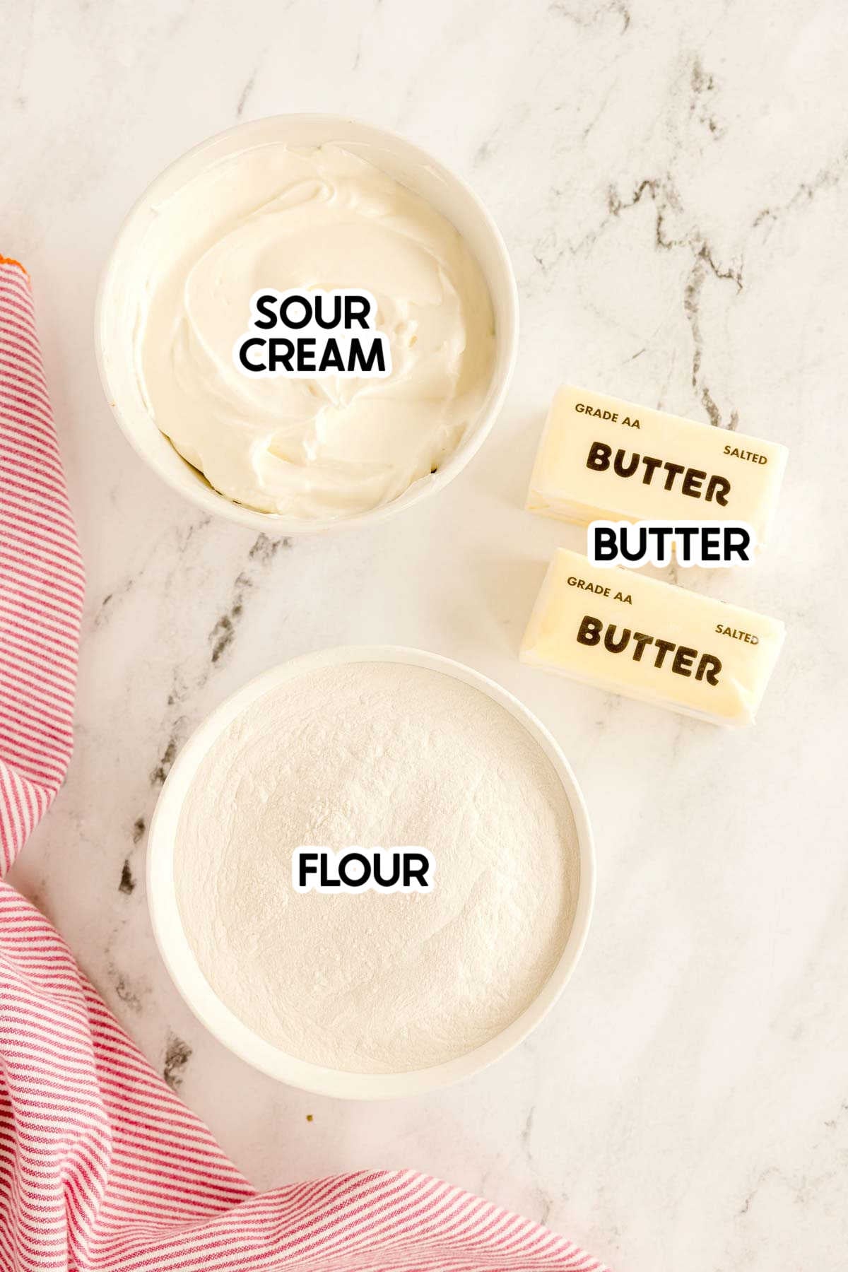 trys ingredientai grietinės biskvite su etiketėmis