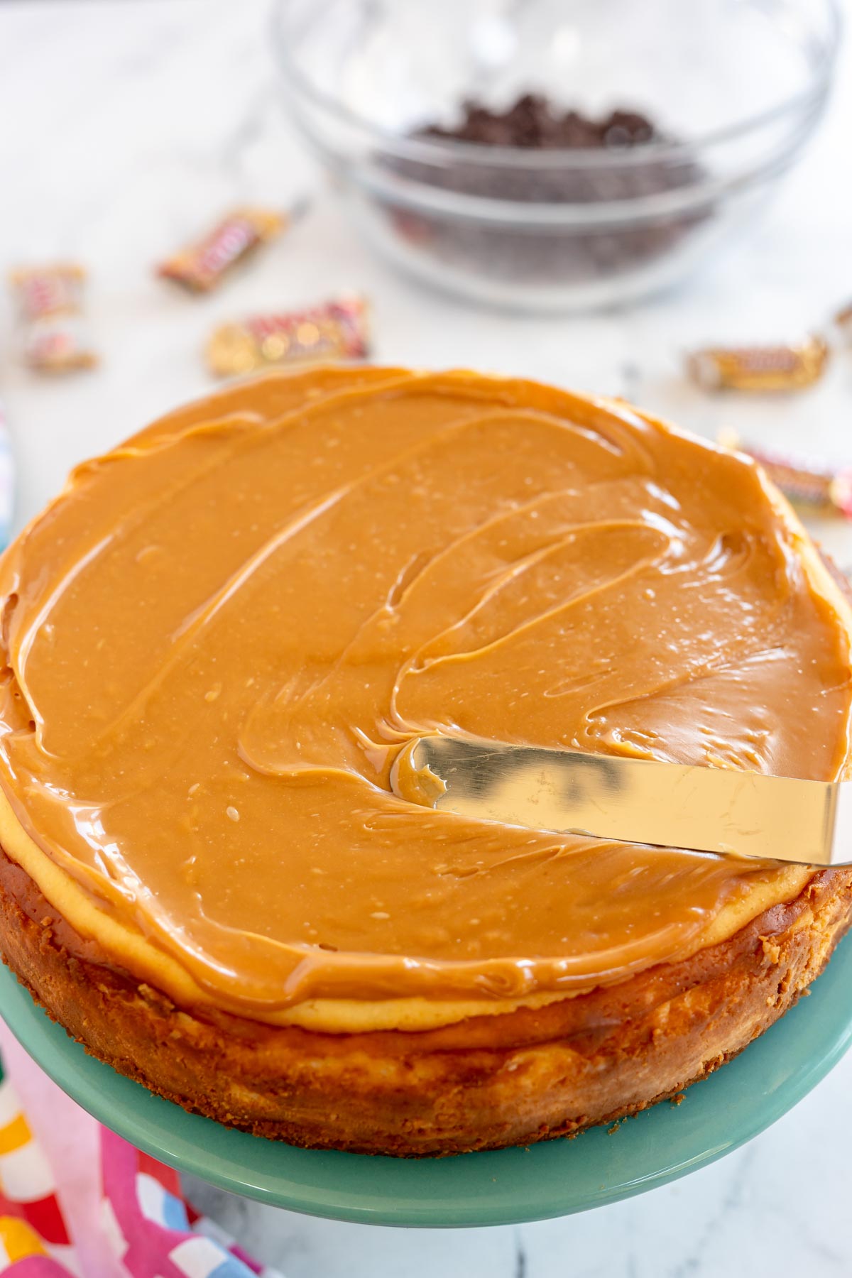 caramel spread on top of cheesecake