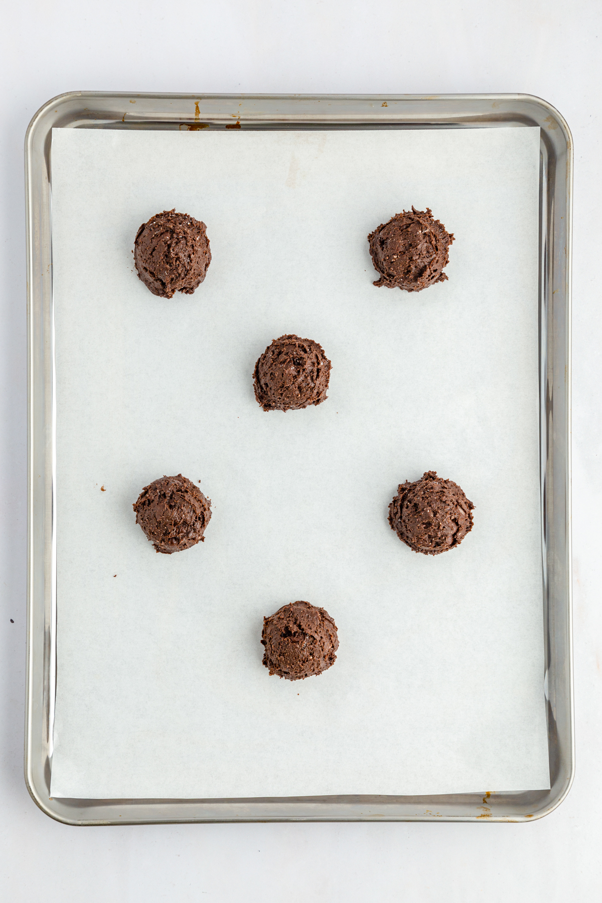 baking sheet with unbaked cookie dough