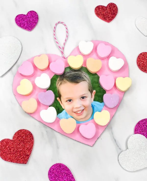 DIY heart shaped picture frame with candy hearts