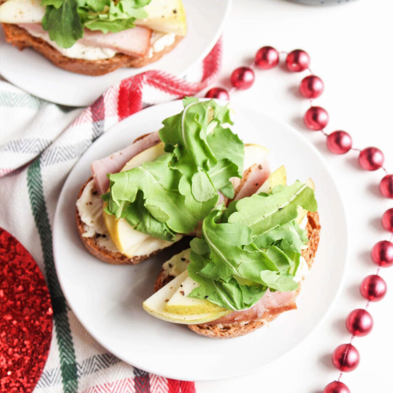 bread topped with ham pear and arugula