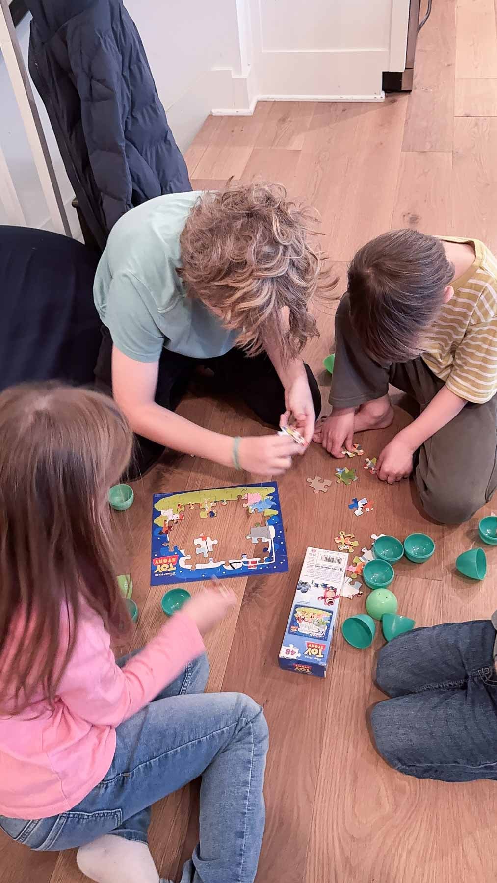 kids doing a puzzle Easter egg hunt