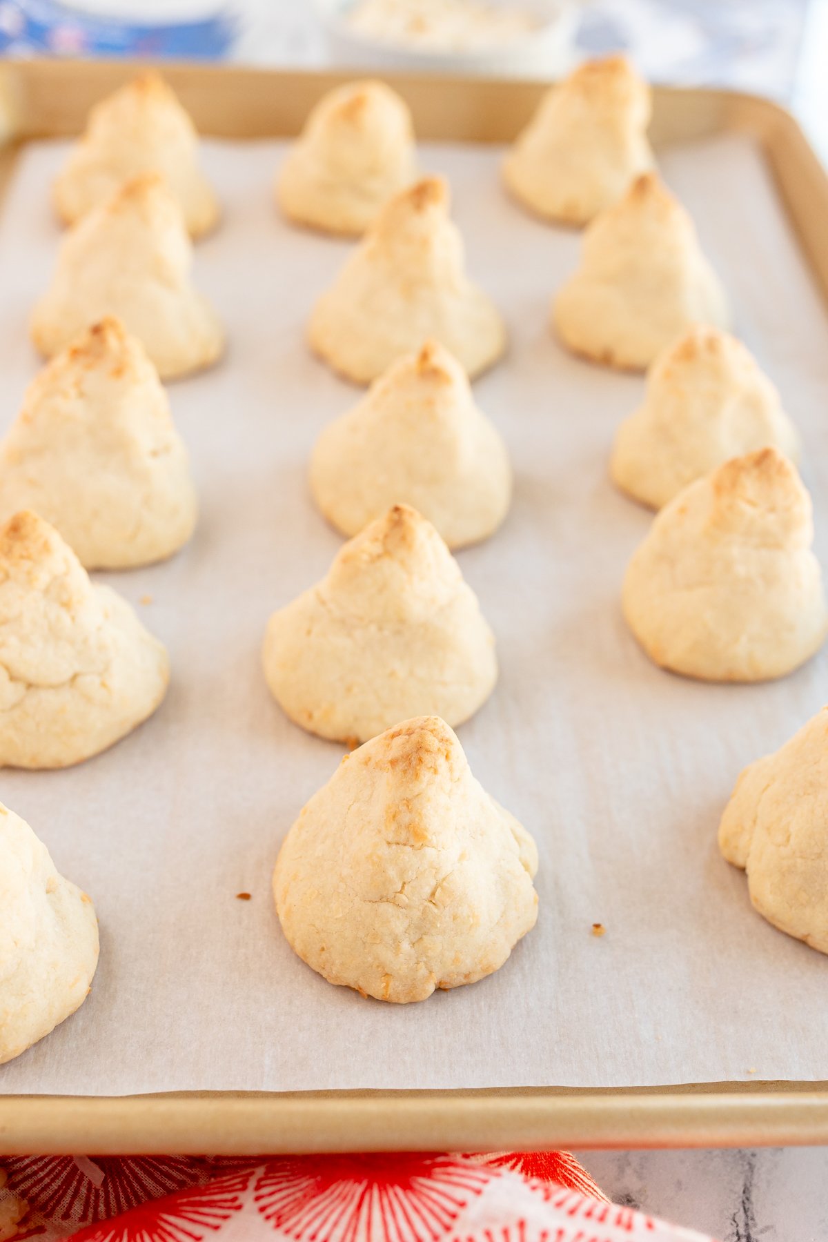 Matterhorn macaroons on a baking sheet
