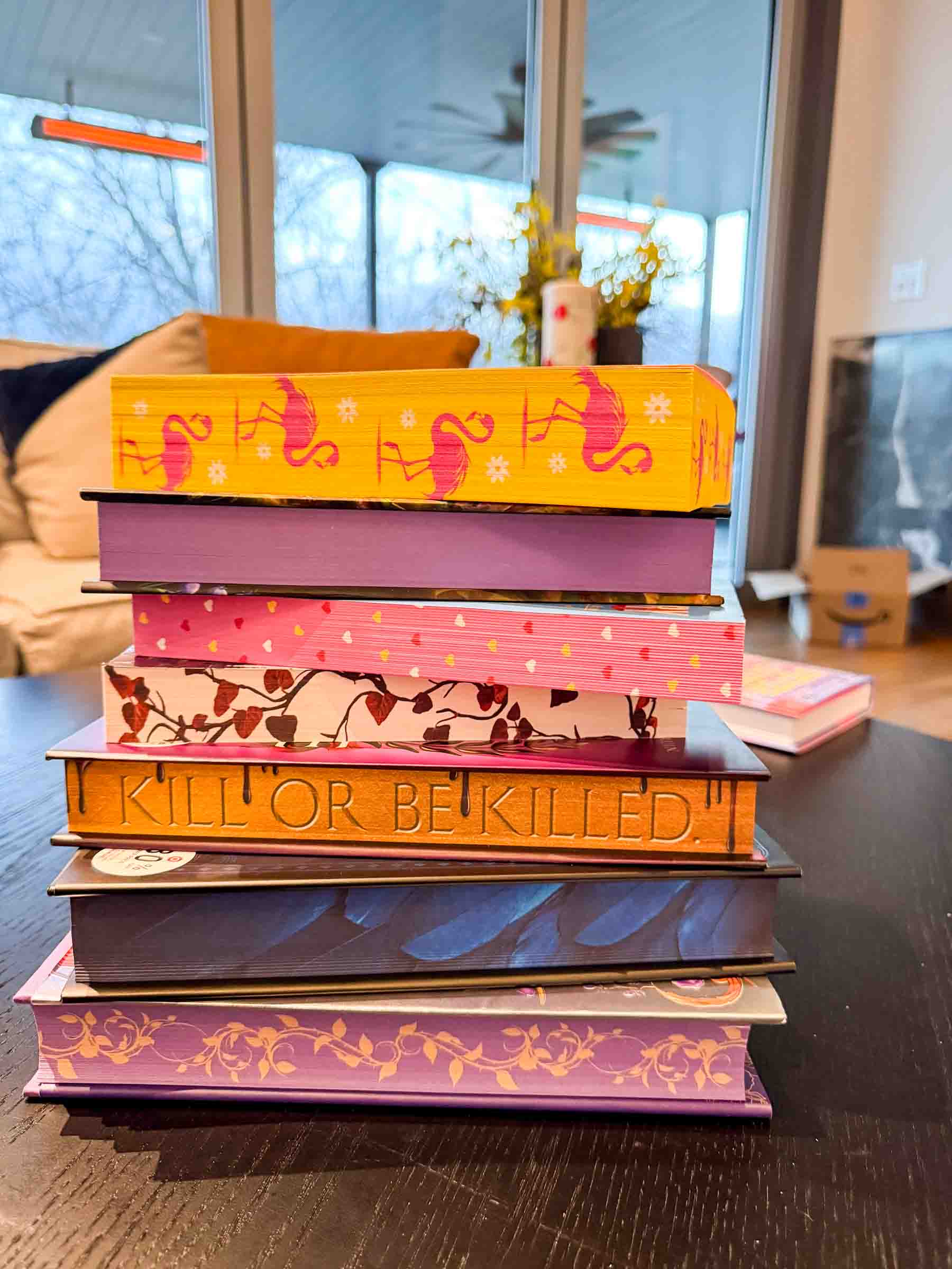 apipurkštas kraštines knygas ant stalo